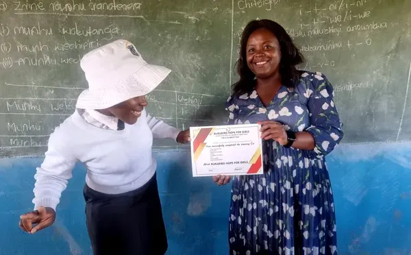 Sozialprojekt Rukariro von StartupAfrica: Diplomübergabe an Absolventin Schulung zur Prävention Teenagerschwangerschaften