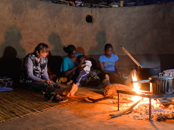 Besuch in abgelegener Landregion zur Identifizierung bedürftiger Kinder