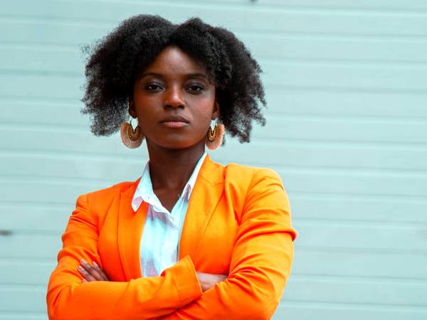 Selbstbewusste Geschäftsfrau in Afrika